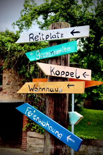 a wooden pole with street signs on it at Luises Ferienglück in Vernawahlshausen