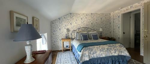 Un dormitorio con una cama y una lámpara. en Wayside Inn Bed and Breakfast, en Ellicott City