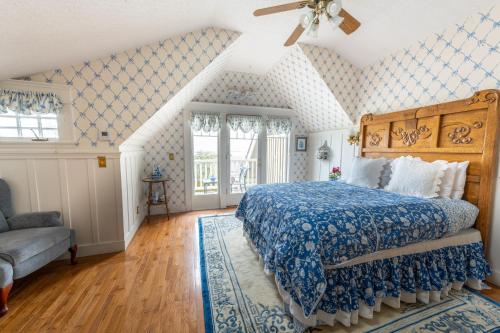 Schlafzimmer mit einem Bett und einem Deckenventilator in der Unterkunft The Old St Angela Inn in Pacific Grove