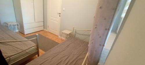 Blick auf ein Schlafzimmer mit einem Bett und einen Flur in der Unterkunft 2H Apartment in Sarajevo