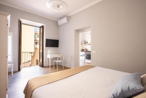 biała sypialnia z łóżkiem i stołem w obiekcie 4711 Boutique Apartment w Sorrento