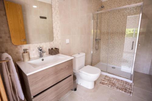 un bagno con wc, lavandino e doccia di Casa Vereda, Ponta Delgada, S. Miguel a Ponta Delgada