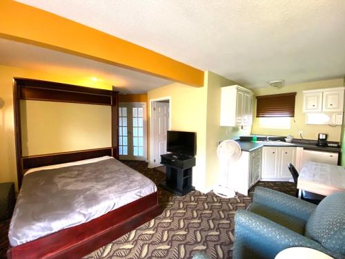 une chambre d'hôtel avec un lit et un canapé dans l'établissement Lakeshore Suites, à North Bay