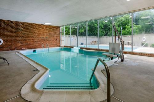 a large swimming pool with blue water in a building at Best Western Plus Inn at Hunt Ridge in Lexington