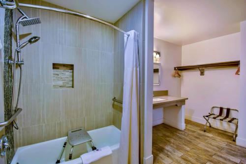 Koupelna v ubytování Motel 6-Inglewood, CA
