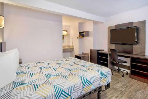TV a/nebo společenská místnost v ubytování Motel 6-Inglewood, CA