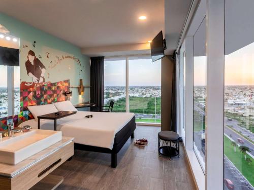 Postel nebo postele na pokoji v ubytování Ibis Styles Merida Galerias