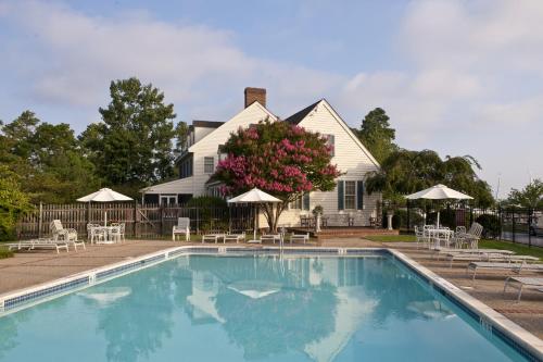 une maison avec une piscine en face d'une maison dans l'établissement Inn at Osprey Point, à Rock Hall
