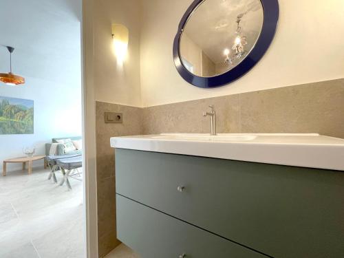 ein Bad mit einem Waschbecken und einem Wandspiegel in der Unterkunft Synergie SI01 - Ideal para descansar in Salou