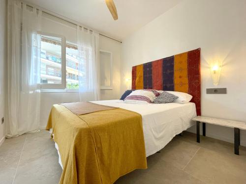 a bedroom with a large bed and a window at Synergie SI01 - Ideal para descansar in Salou