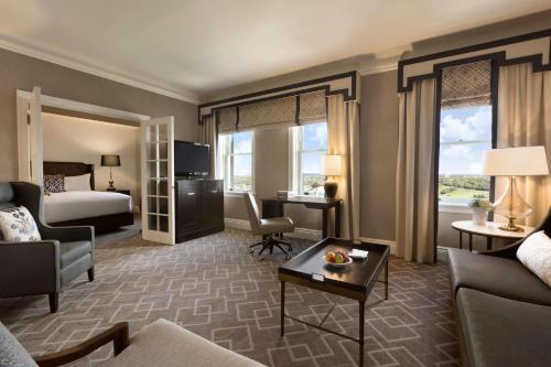 une chambre d'hôtel avec un lit et un salon dans l'établissement Fairmont Hotel Macdonald, à Edmonton