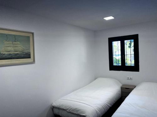 En eller flere senger på et rom på La casa Linda con terraza y vistas al mar
