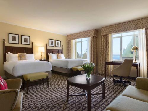 拉馬巴耶的住宿－費爾蒙特樂瑪努爾黎塞留酒店，酒店客房设有两张床和一张桌子。