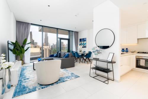 un soggiorno con divano e tavolo di Ultimate Stay / 4 Beds / Burj Khalifa View / Ultra Modern / Business Bay a Dubai