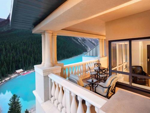 balcón con vistas a un lago azul en Fairmont Château Lake Louise, en Lago Louise