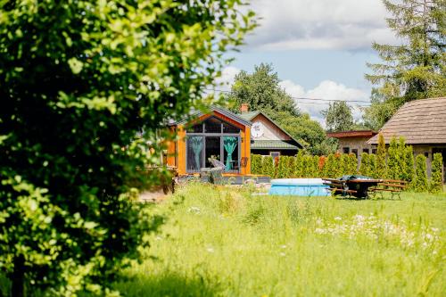 a garden with a house and a table in a field at ŚwiętySpokój Puszcza in Białowieża