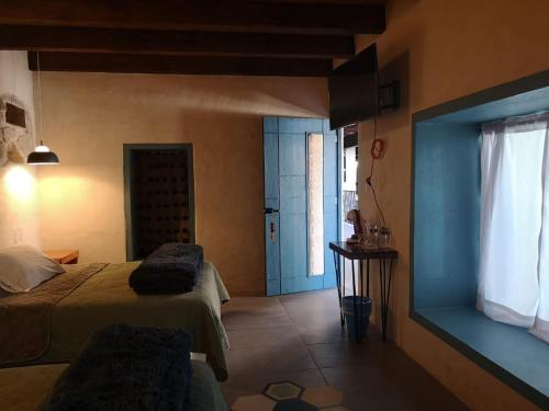 a bedroom with two beds and a door to a bathroom at Hotel Pepen in San Cristóbal de Las Casas