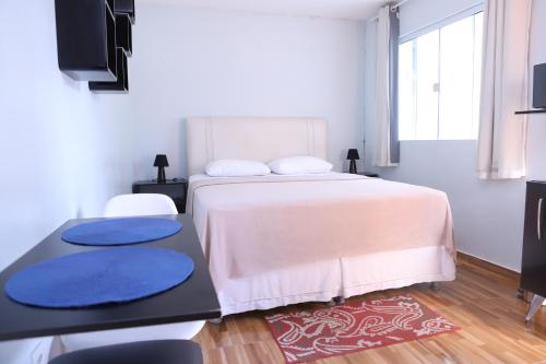 Rúm í herbergi á Edícula Próxima a Praias!