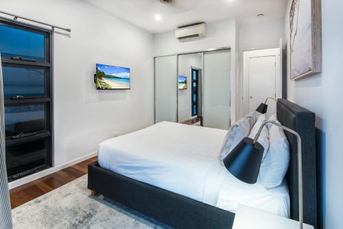 Ένα ή περισσότερα κρεβάτια σε δωμάτιο στο Southwinds on Hamilton Island by HIHA