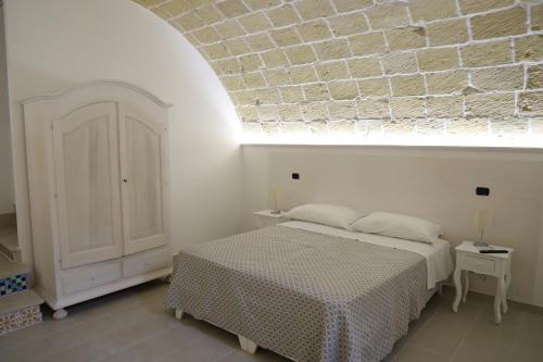 Struda的住宿－La Neviera，一间卧室设有一张床和砖砌天花板