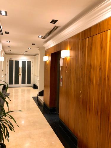 a lobby with a hallway with wooden walls and a hallway sidx sidx at Al Majdiah 4-BD الماجدية ريزدينس شقة 4 غرف مطلّة - القيروان in Riyadh