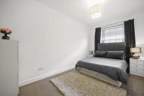 a white bedroom with a bed and a window at Modern Deluxe Apartment London Camberwell Denmark in London