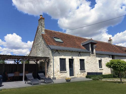 una casa con dos sillas delante en Beautiful villa in central France, en La Chapelle-Blanche-Saint-Martin