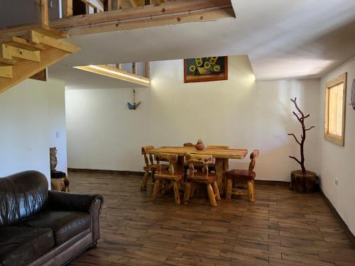 - un salon avec une table en bois et un canapé dans l'établissement Cabañas el Pino 3, à Creel