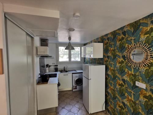 A kitchen or kitchenette at LA PAILLE - Superbe appartement Wifi Netflix et parking gratuit