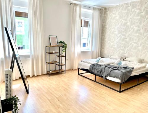 een slaapkamer met een bed in een kamer bij Central Comfy Apartment - Self Check-in in Graz