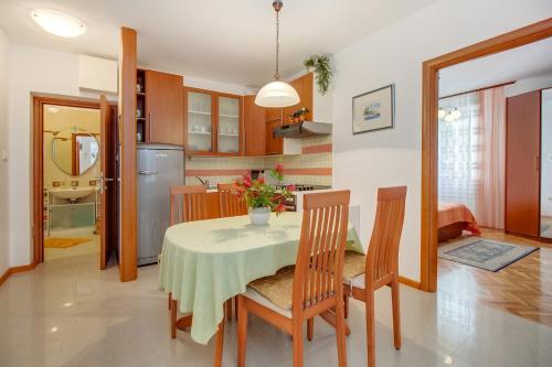 Kuchyňa alebo kuchynka v ubytovaní Apartments with a parking space Mali Losinj (Losinj) - 8024