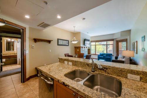 Dapur atau dapur kecil di Unequalled Ski in Out Location Next to Gondola 1BR extended patio walkout to Pool Golf C005B