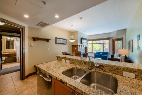 A kitchen or kitchenette at Unequalled Ski in Out Location Next to Gondola 2BR with extended patio walkout to Pool C005