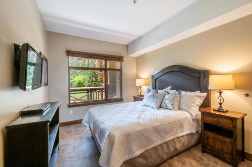 A bed or beds in a room at Unequalled Ski in Out Location Next to Gondola 2BR with extended patio walkout to Pool C005