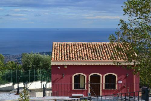 SantʼAlfioにあるAgriturismo Dolcetnaの赤い屋根の赤い家