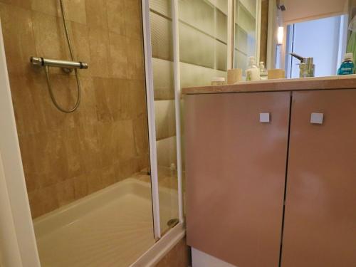 W łazience znajduje się prysznic i wanna. w obiekcie Appartement 4 pers. avec terrasse et piscine, plage à proximité - FR-1-472A-259 w mieście Sète