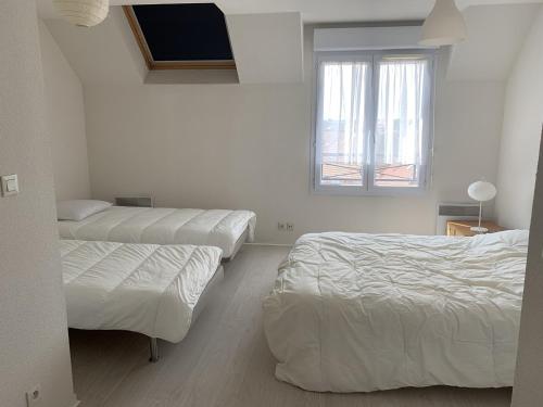 1 dormitorio con 2 camas y ventana en Appartement Dives-sur-Mer, 2 pièces, 4 personnes - FR-1-794-68, en Dives-sur-Mer