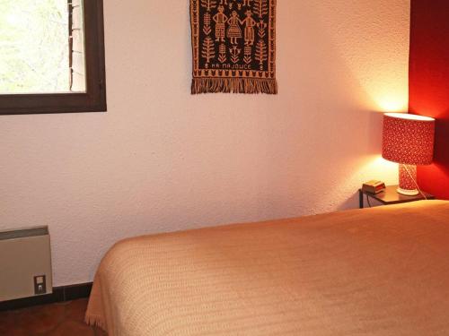 a bedroom with a bed and a lamp and a window at Calme Appartement 2 Pièces, 6 Personnes, Terrasse, Les Orres - FR-1-322-485 in Les Orres