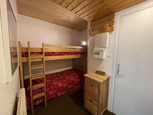 een kleine kamer met 2 stapelbedden en een deur bij Appartement Saint-Chaffrey , 1 pièce, 4 personnes - FR-1-330E-126 in Saint-Chaffrey