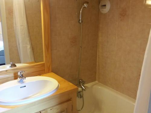 une salle de bain avec un lavabo, une baignoire et une douche dans l'établissement Charmant T2 avec balcon au cœur de La Clusaz, proche commerces et pistes - 4 pers. - FR-1-459-192, à La Clusaz