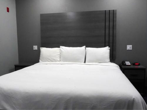 Кровать или кровати в номере Americas Best Value Inn and Suites Bush International Airport