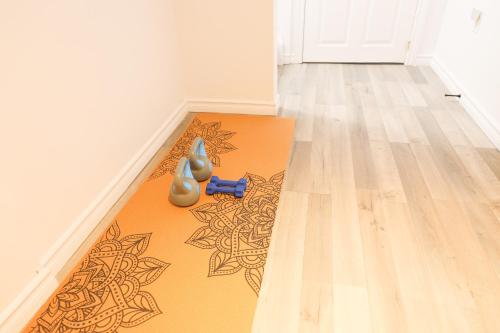 a room with a floor with a rug and a blue toy at Family-Friendly Boho Stay - Sleeps 10 - Near the Falls in Thorold