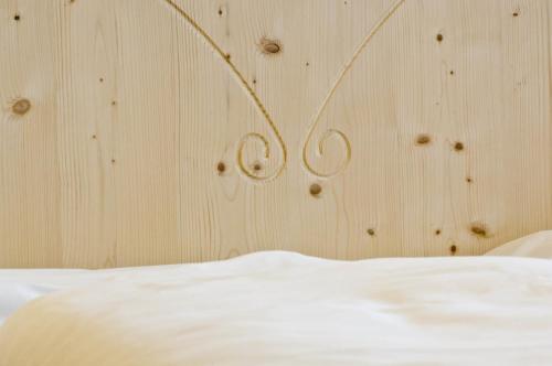 Letto o letti in una camera di Family and Wellness Residence Ciasa Antersies