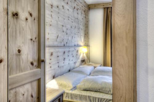 Letto o letti in una camera di Family and Wellness Residence Ciasa Antersies