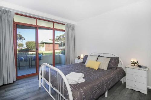 - une chambre avec un lit et un balcon dans l'établissement Fathoms 3 Ocean Breeze, à Mollymook