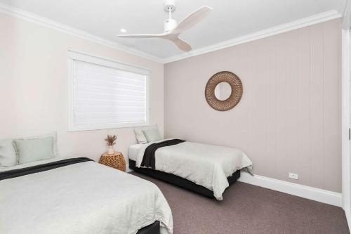 Una cama o camas en una habitación de Hamptons Ocean Escape