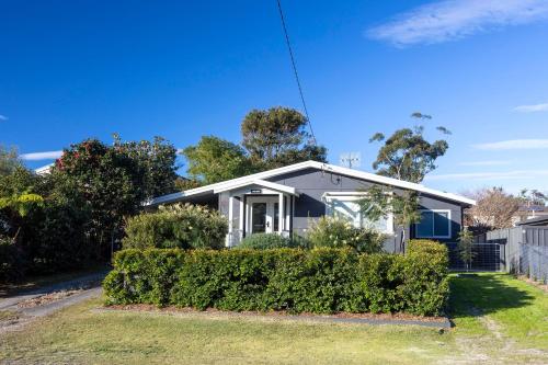 a house in a suburb with bushes at Villa Marie in Narrawallee