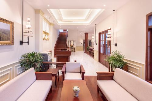 Steung Siemreap Hotel في سيام ريب: غرفة معيشة مع كنبتين وطاولة
