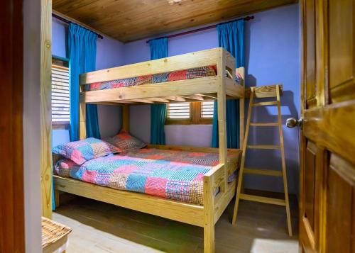 een slaapkamer met een stapelbed en een ladder bij Hacienda La Huerta Puerto Plata, 2 BDR 