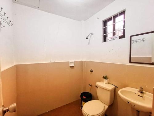 uma casa de banho com um WC e um lavatório em Sto Niño Residences Lucena City em Lucena